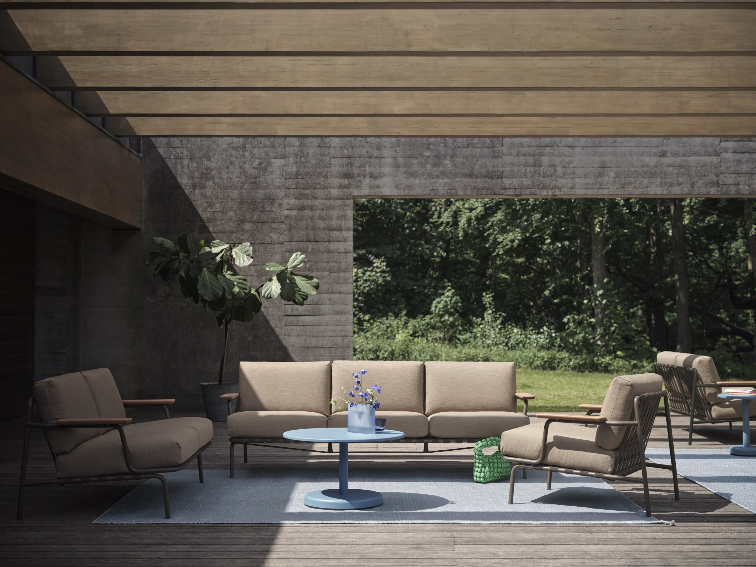 Settle-sofa-3-2-lounge-chair-ribbed-weave-5-taupe-ply-rug-recycled-poly-light-blue-ridge-vase-16-glass-linear-steel-muuto-org_150.jpg